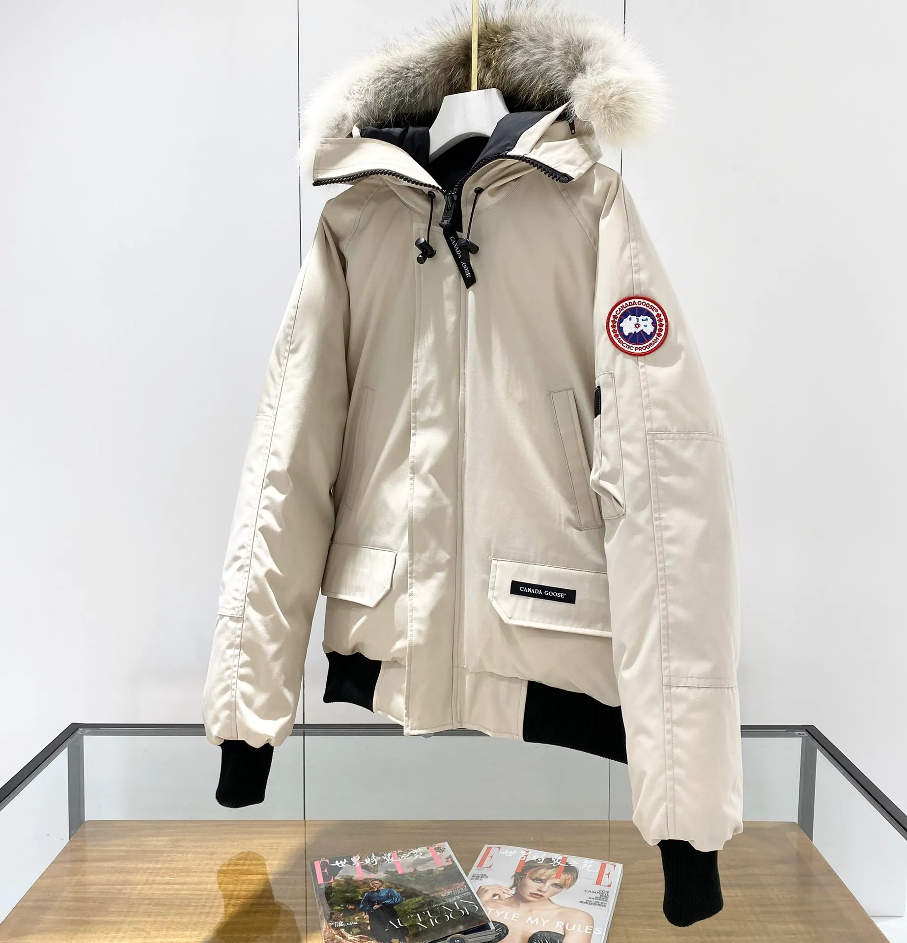 P760 Canada goose/Canada Goose 01 Couple Expedition Parka Down Jacket, authentic original version, you need to compare with the original to check it out at any time, all accessories are customized from the original factory 💯The softness and hardness of the fabric is compared with the original, and it can be restored by kneading at will (fabric misunderstanding: Fabrics with high hardness are not waterproof. Only when you buy the latest authentic version this year will you notice the softness and comfort of the fabric) 💯The down is synchronized with the authentic white duck down, fluffy and not lumpy. Electronically controlled velvet filling machine 💯Customized zippers with authentic YKK military-grade copper core zipper pullers, high hardness and no jamming 💯The fur collar is purchased from Western Canada coyote skin original customization 💯All workmanship and wiring are controlled by workers with more than ten years of experience. They must be horizontal and vertical, and are not allowed to twist. The inner wiring density is more sophisticated. Feel free to compare 💯Big goose label Collar label Washed label Hangtag Zipper cord Pocket label Back label, collar velvet, Velcro fasteners, cuffs, all details are updated simultaneously with genuine products. The best version, the most complete color matching, all kinds of battle products. Color: off-white, black, charcoal gray, navy blue, red, blue. Size: XS-XXL